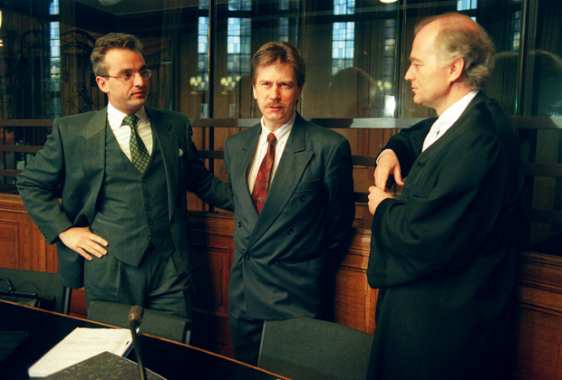 Арно Функе (в центре) и его адвокаты во время суда