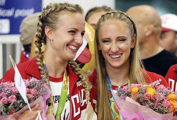 Торжественная встреча российских победителей Олимпийских игр-2016 в аэропорту Шереметьево. Влада Чигирева — справа