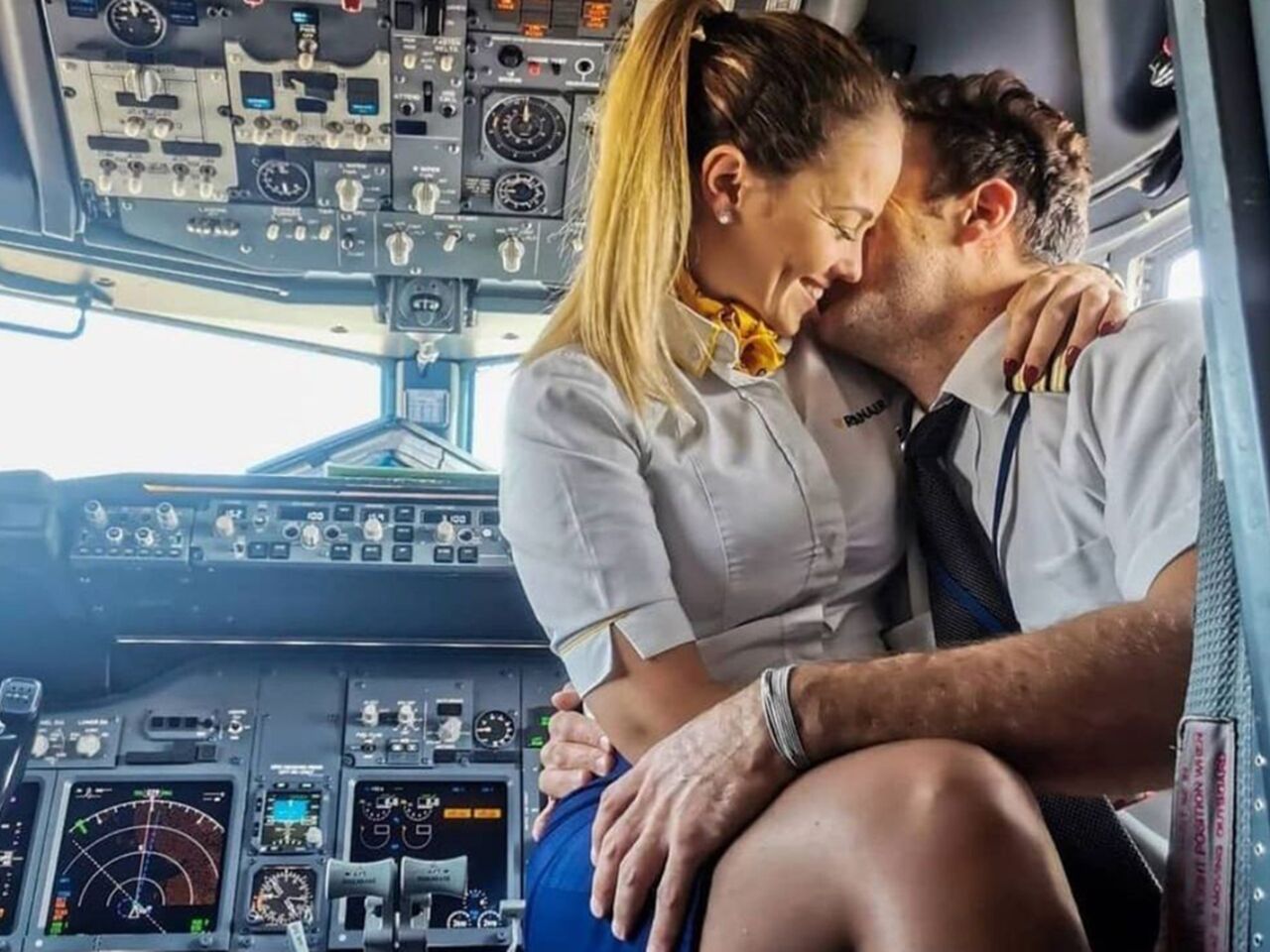 Порно видео Главный пилот засадил большой хуй в задниц стюардессы в самолёте