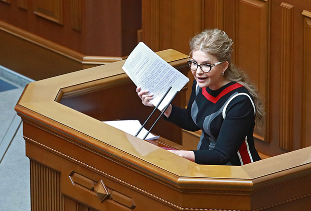 Депутат Юлия Тимошенко в наряде Louis Vuitton выступает с речью на заседании Верховной Рады в Киеве, 2021 год