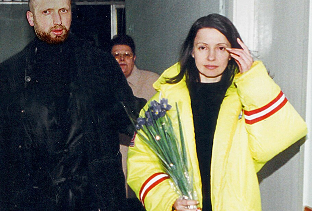В марте 2001 года Юлия Тимошенко вышла на свободу после месяца тюремного заключения