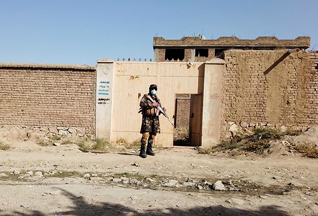 Боевик «Талибана» рядом с убежищем, в котором скрывались террористы ИГ