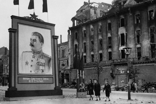 Портрет Иосифа Сталина на бульваре Унтер-ден-Линден в Берлине. Лето 1945 года