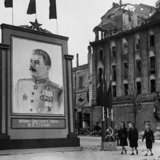 Портрет Иосифа Сталина на бульваре Унтер-ден-Линден в Берлине. Лето 1945 года