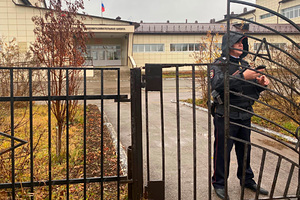 В Пермском крае ученик открыл стрельбу в школе. Подростка с охотничьим карабином обезвредила директор