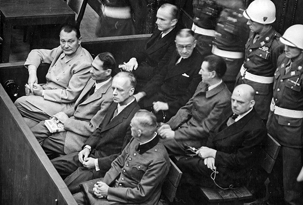 Подсудимые на Нюрнбергском процессе, 1945-1946 гг. В переднем ряду, слева направо: Герман Геринг, Рудольф Гесс, Иоахим фон Риббентроп, Вильгельм Кейтель. Во втором ряду, слева направо: Карл Дёниц, Эрих Редер, Бальдур фон Ширах, Фриц Заукель 