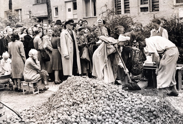Жители Берлина в очереди за картофелем. Август 1945 года