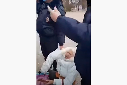 Полицейские силой вытащили из автобуса непривитую пенсионерку и попали на видео