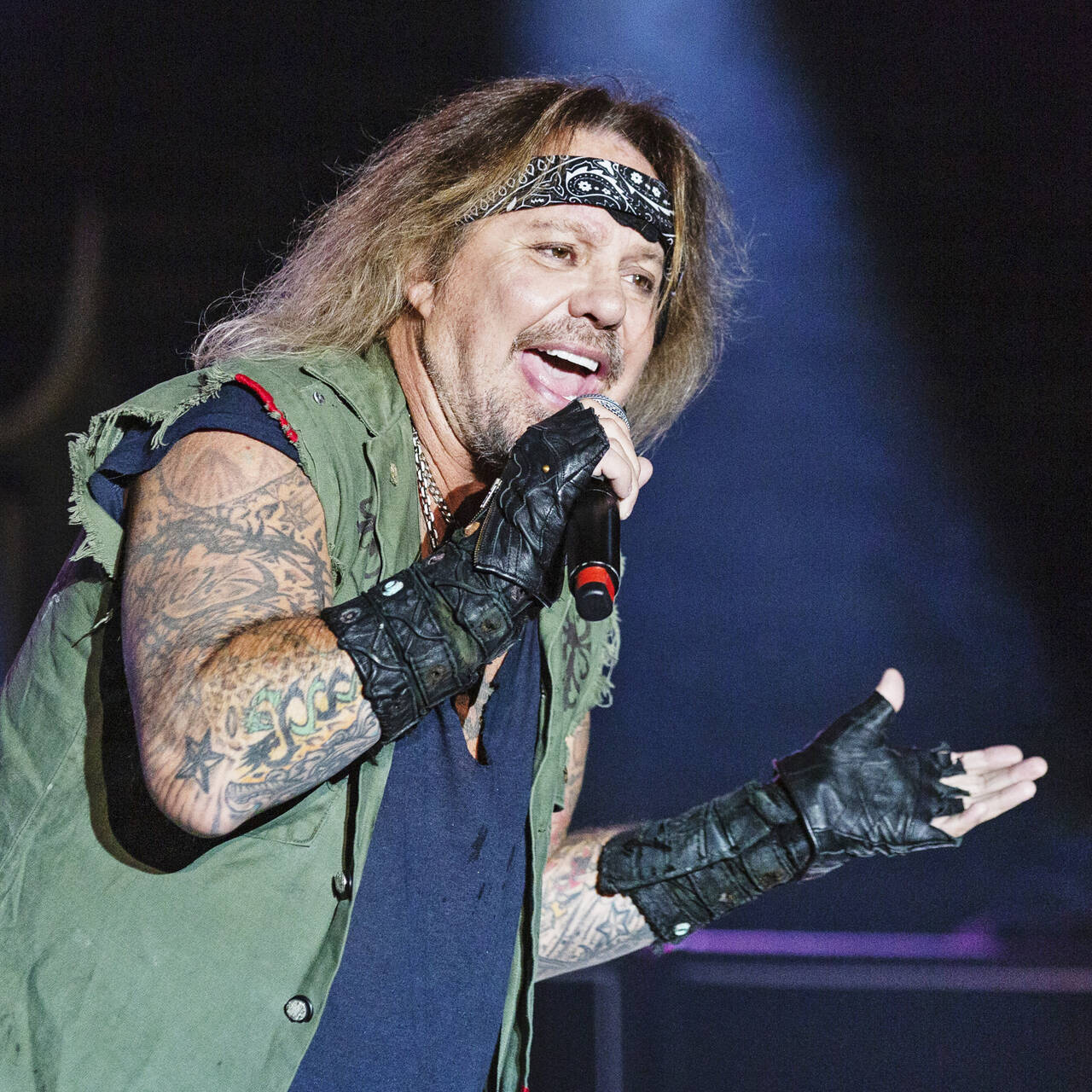 Фронтмен Mötley Crüe упал со сцены и переломал ребра: Музыка: Культура:  Lenta.ru