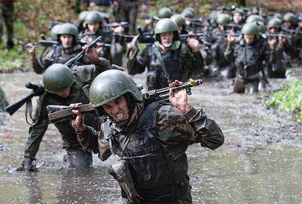 Бойцы спецназа ФСИН в ходе испытаний на карповые береты. Фото: Станислав Красильников / ТАСС
