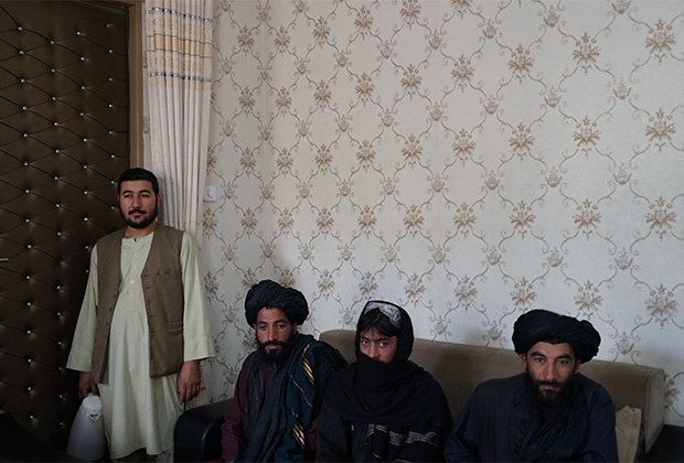 Сотрудники отделения Министерства информации и культуры Афганистана, Мазари-Шариф 