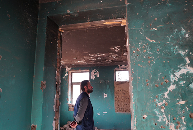 Местный житель в здании разрушенного полицейского участка, провинция Баглан 