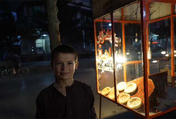 Мальчик продает хлеб, Мазари-Шариф. Фото: Александра Ковальская
