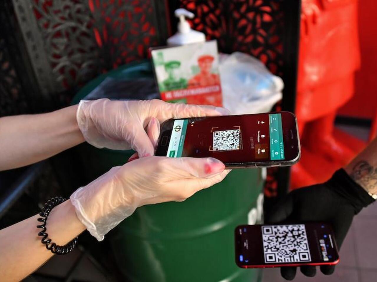 Еще в одном российском регионе введут QR-коды для посещения общественных  мест: Общество: Россия: Lenta.ru