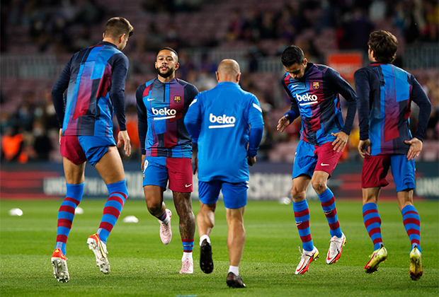 Soccer Football - LaLiga - FC Barcelona v Valencia - Camp Nou, Barcelona, Spain - October 17, 2021 FC Barcelona's Memphis Depay during the warm up before the match