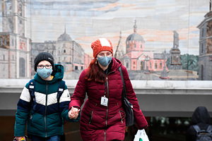 В Москве ввели новые ограничения из-за коронавируса. Кого переведут на удаленку и кто будет соблюдать домашний режим?