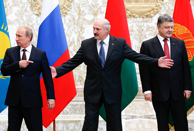 Президенты России, Белоруссии и Украины Владимир Путин, Александр Лукашенко и Петр Порошенко во время встречи в Минске в августе 2014 года  