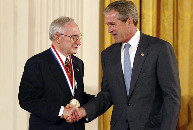 В 2002 году Сидней Пестка получил из рук Джорджа Буша-младшего Национальную медаль США в области технологий и инноваций. Фото: National Science &amp; Technology Medal Foundation