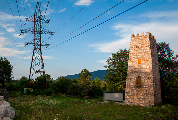 Въезд в Дарьяльское ущелье, Военно-Грузинская дорога. Фамильная башня Дударовых. Выстроена на месте исторической башни в 2008 году.