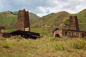 «Это место силы нашего рода» Молодежь Северной Осетии сама восстанавливает родовые башни. Как и зачем они это делают? 