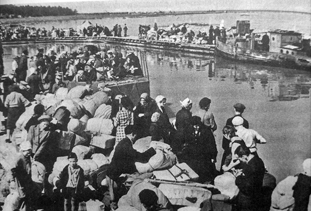 Жители Ленинграда во время эвакуации из ладожского порта Осиновец, 1942 год