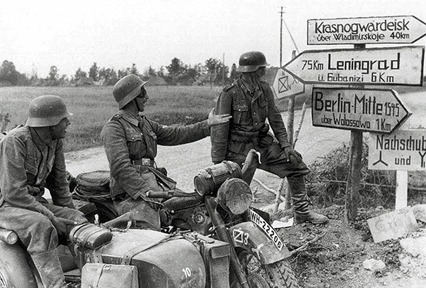 Немецкие мотоциклисты у дорожного указателя в 75 километрах от Ленинграда