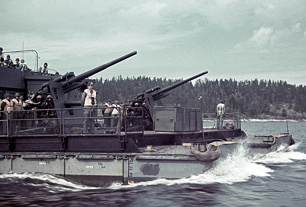Орудийные расчеты у своих 88-миллиметровых орудий на немецком пароме артиллерийской поддержки Siebel, Ладожское озеро, август 1942 года