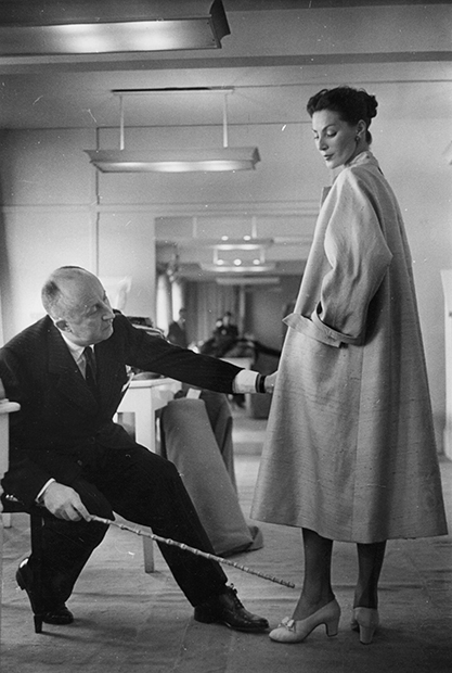 Кристиан Диор со своей моделью, середина 1950-х годов