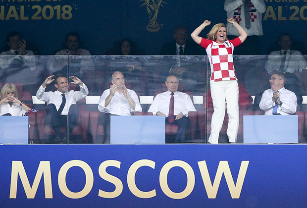 Президент Хорватии Колинда Грабар-Китарович празднует первый гол Хорватии на футбольном матче с Францией, стадион Лужники, 15 июля 2018 года