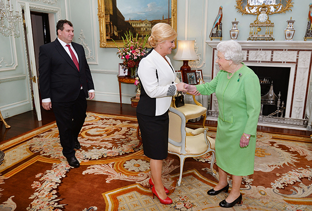 Королева Елизавета II приветствует президента Хорватии Колинду Грабар-Китарович и ее мужа Якова в Букингемском дворце, 11 октября 2016 года
