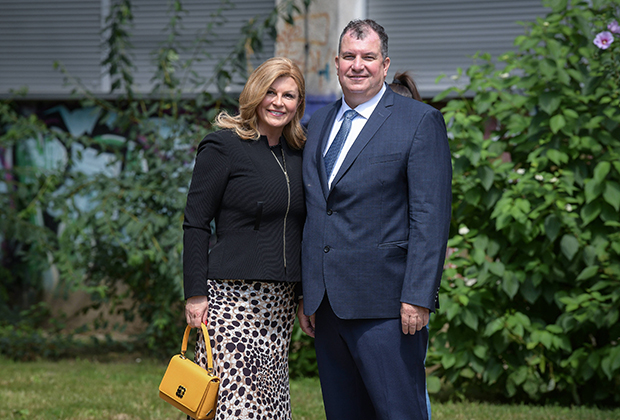 Бывший президент Хорватии Колинда Грабар-Китарович и ее муж позируют во время парламентских выборов в Загребе, 5 июля 2020 года