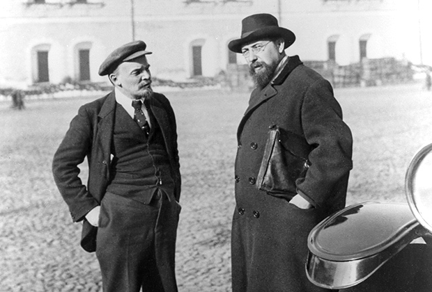 Владимир Ленин и Владимир Бонч-Бруевич на прогулке во дворе Кремля. 16 октября 1918 года
