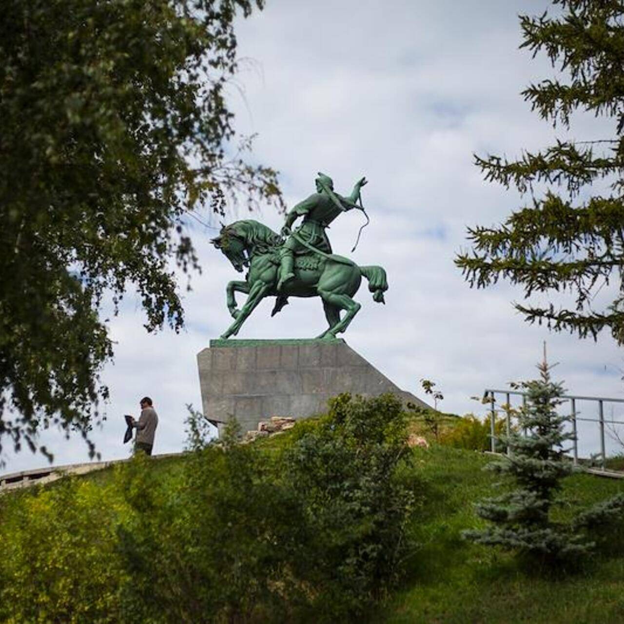 Город салавата юлаева. Салават Юлаев памятник в Уфе. Памятник Салавату Юлаеву в Уфе. Памятник Салавату Юлаеву 2022. Уфа Башкортостан реставрация памятник Салават Юлаева.