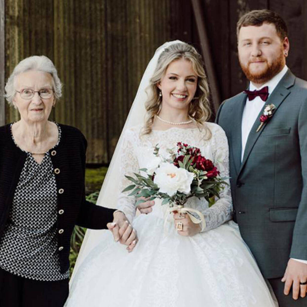 бабушка в свадебном платье