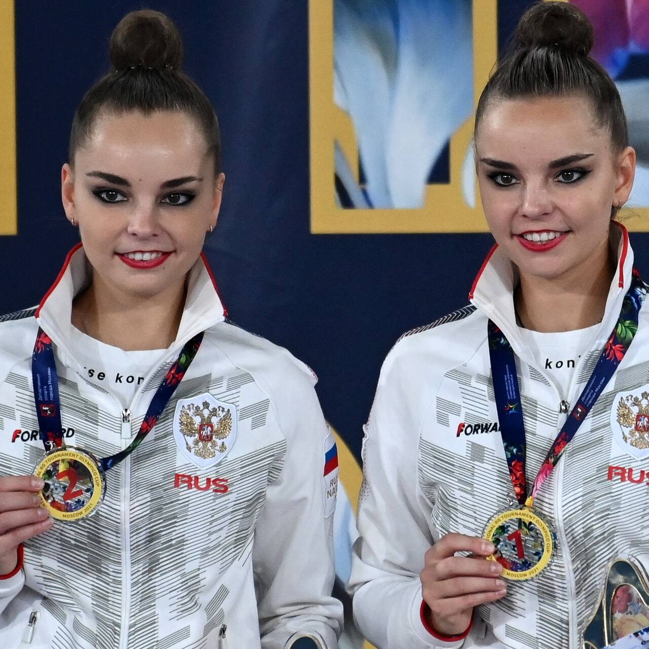 Ұйқыдағы аруды үш ер адам сүйіспеншілікпен ояту үшін оятты. Жетілген порно дейін мен кончают оның онлайн