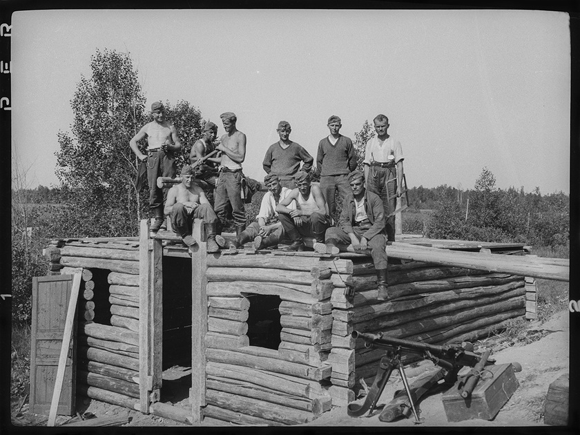 Немецкие солдаты во время строительства полевого штаба. Лето 1942 года