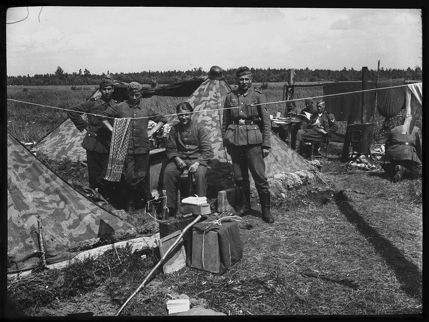 Военнослужащие у армейских палаток. Лето 1942 года