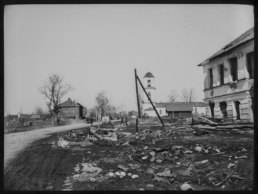 Разрушенная церковь Григория Богослова в селе Подберезье, Новгородская область, весна 1942 года