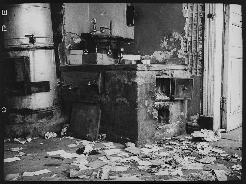 Остатки сожженных документов в захваченном советском административном здании. 1941 год