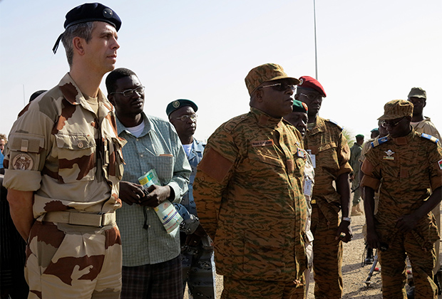 Генерал бригады Сен-Кантен, руководитель операции «Сервал» в Мали, стоит с генералом Траоре, командующим армией Буркина-Фасо