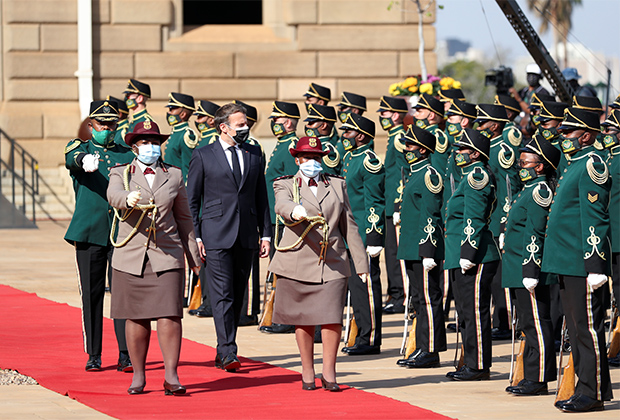 Президент Франции Эммануэль Макрон осматривает почетный караул во время визита в Южную Африку, 28 мая 2021 года