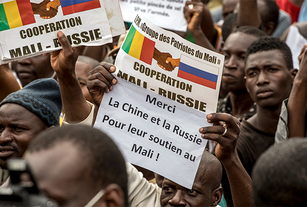 Марш по случаю свержения президента Ибрагима Бубакара Кейты в малийской столице Бамако, 21 августа 2020 года. Табличка на французском языке гласит: «Спасибо Китаю и России за их поддержку в Мали»