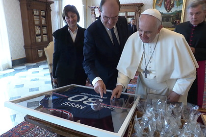 Папе Римскому подарили футболку с автографом Месси