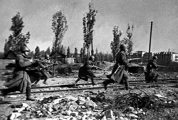 Солдаты в руинах города во время Сталинградской битвы. Фото: ТАСС