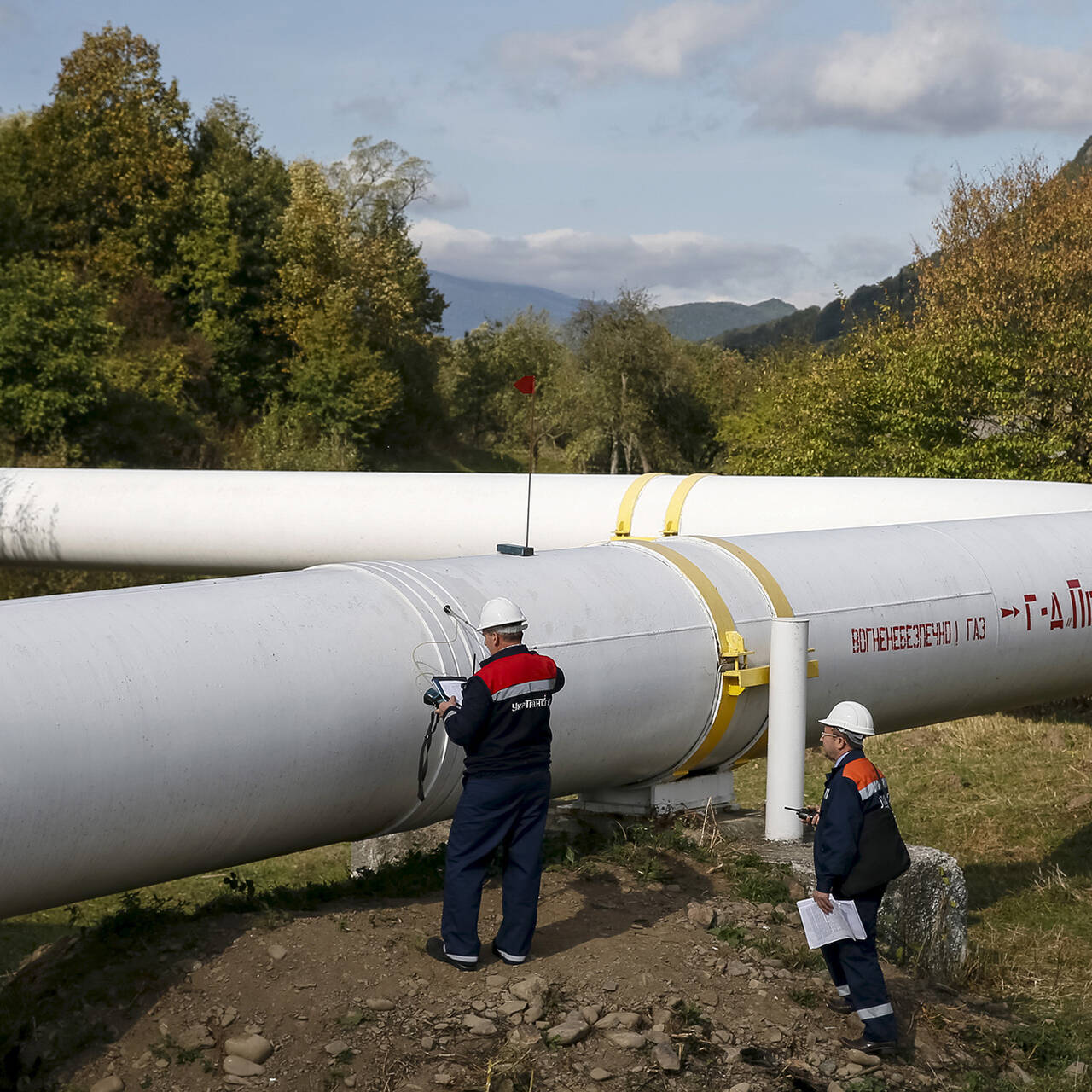 Вместо газа. Газопровод Украина фото. Газовая труба. ГАЗ В Украине в недрах. Добывает Украина ГАЗ В Ахтырке.