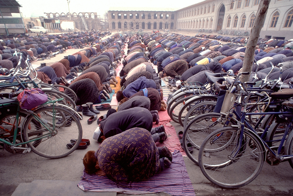 Мужчины-узбеки во время пятничной молитвы в главной мечети в Ташкенте, Узбекистан, 1992 год