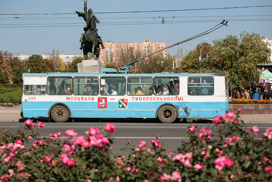 Троллейбус перед статуей основателя Тирасполя генералиссимуса Александра Суворова, Приднестровье