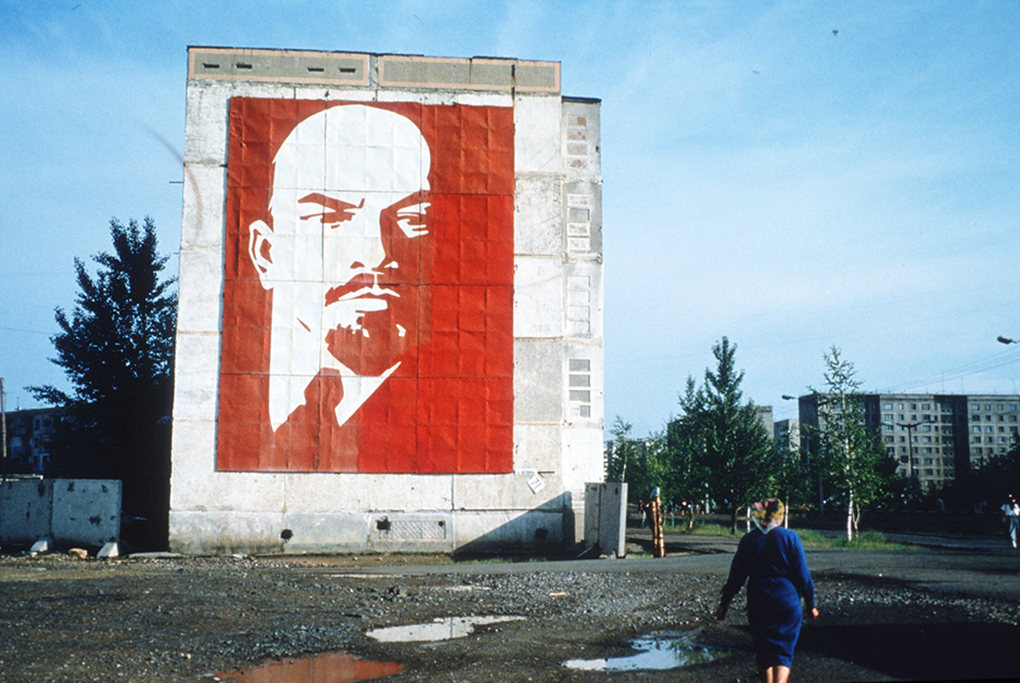 Изображение Ленина на доме в Экибастузе, Казахстан, 1994 год