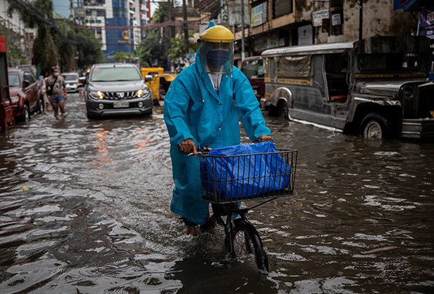 Затопленная улица в городе Маниле, Филиппины