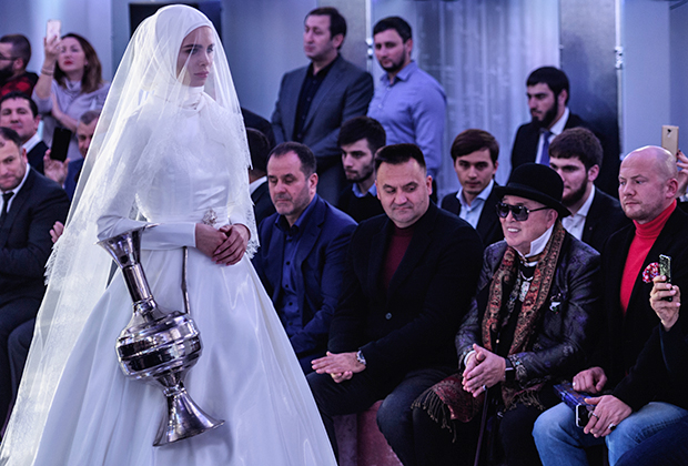 Модели на показе Firdaws во время Mercedes-Benz Fashion Week Russia в Москве